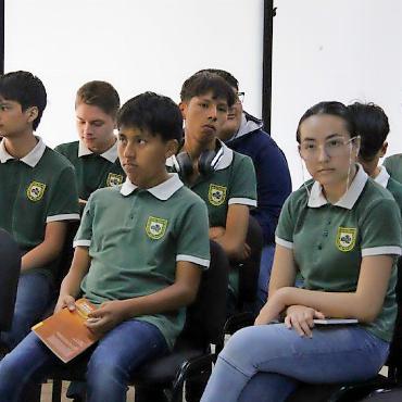 Eine Lesung in Santa Cruz – «Das Grüne Weizenkorn» - Die Schüler während der Lesung (Alter 14 bis 15 Jahre).