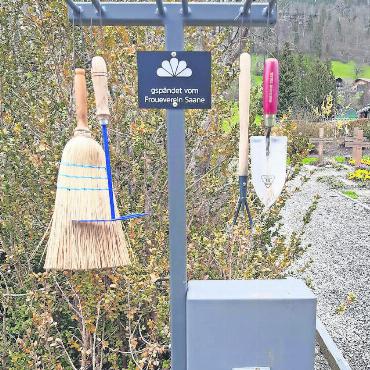 Schaufel, Besen und weitere Gartenwerkzeuge - FOTO: ZVG