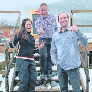 Trümpfe statt Torstangen am Clubrennen - Die drei besten Jasser des SC Saanen: v.l. Eliane Renfer, Johnny von Grünigen und Reto Schneeberger. FOTO: ZVG