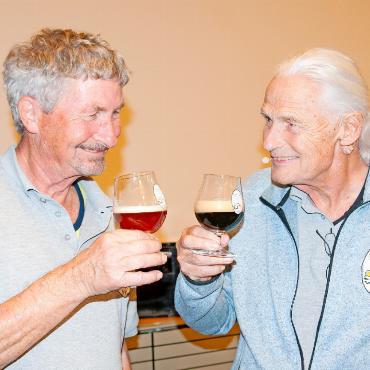 Von der Bieridee zu Saane Gutsch - Sie stossen auf einen gelungenen Abesitz an: Jürg Domke (links) und Cyril Schabert von der Brauerei Saane Gutsch.