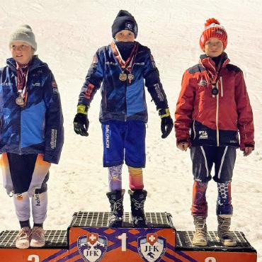 JFK Ski Club Slalom Challenge by night: Zweifachsiege bei drei von vier Kategorien - Podest Mädchen 2015: zweimal identisch mit verschiedenen Positionen!