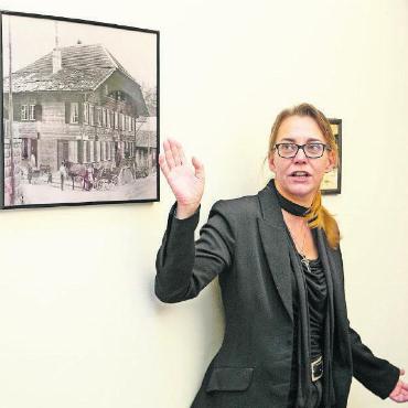 Grosse Neugier für das älteste Gasthaus von Gstaad - Hotelière Nadja Widmer führte die Leute durch die Räumlichkeiten.