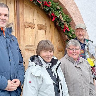 Renate Bach neu im Kirchgemeinderat - Die Fusstapfen von Sigristin Käthi Rieben (weisse Jacke) und Sigrist Jacques Gimmel (rechts) sind eindrücklich. Doch Vreni Müllener und Simon Hefti sind guten Mutes, diesen nachzugehen und sie auszufüllen. FOTOS: JENNY STERCHI
