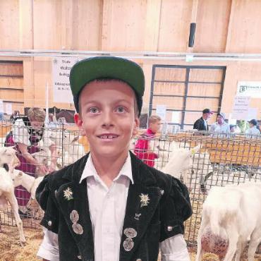 Verdiente Missen und Mister an der Ziegenamtsschau - Fabian von Siebenthal war der einzige Jungzüchter aus dem Saanenland, hier mit Jil, der Siegerin der Kategorie 4 (Saanen Gitzi 26.03. -14.05.23)