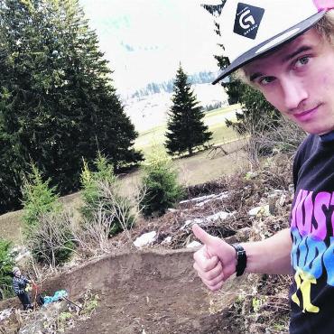 Schaufeln fürs Herzensprojekt - Schaufeln am Rellerli. Jede freie Minute investierten Romeo Cairoli und seine Freunde, um die perfekten Kurven und Sprünge zu kreieren. FOTOS: ZVG