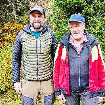 Bergmolche, Frösche, Kröten und Libellen dürfen nun einziehen - Frédéric Blum (links) und Daniel Bütschi, Förster im Forstgebiet Nord, Saanen.