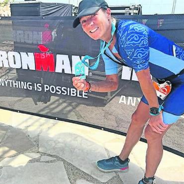 Dritter Rang beim Ironman im Oman - Mit der Medaille des Ministry of Heritage and Tourism: Carina Jones belegt am Ende den dritten Rang.