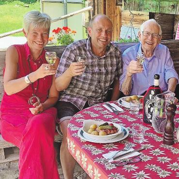Vom wunden Punkt und einem Wunsch, der weiterträgt - Walter von Siebenthal (rechts) in seinem Lieblingsbeizli im Turbach mit seinen Kindern Elisabeth und Matthias.   FOTOS: ZVG