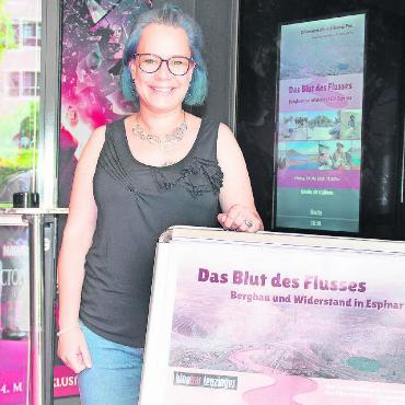 «Das Blut des Flusses» läuft in Gstaad - Nicole Maron vor dem Kino Leuzinger in Rapperswil, wo am 13. Mai ihr Dokumentarfilm «Das Blut des Flusses» erstmals in einem Kino lief. FOTO: KEREM MAURER
