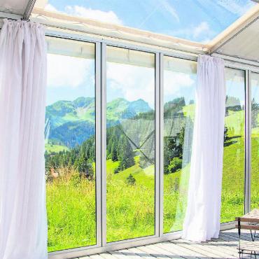 Bergbahnen erleiden schwieriges Geschäftsjahr – Verantwortliche wollen mit Massnahmen reagieren - Ein Zelt mit Aussicht.