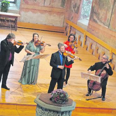 Die IMMA in Schieflage – zwei Gruppierungen setzen sich für Menuhins Erbe ein - Fünf ehemalige Studentinnen und Studenten von Yehudi Menuhin und Alberto Lysy, die bis heute sehr gut befreundet sind, konzertierten Ende April in der Kirche Saanen. Die IMMA-Legenden hatten offensichtliche grosse Freude an ihrem Auftritt. Von links: Liviu Prunaru, Valentina Svyatlovskaya, Bogdan Zvoristeanu, Sophia Reuter, Stanimir Todorov. FOTO: ÇETIN KÖKSAL