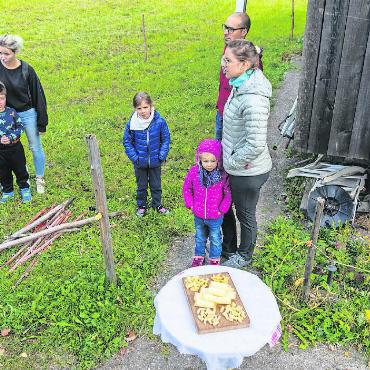Saanis Familienprogramm auf dem Bauernhof - Die Familien degustieren den Biokäse.