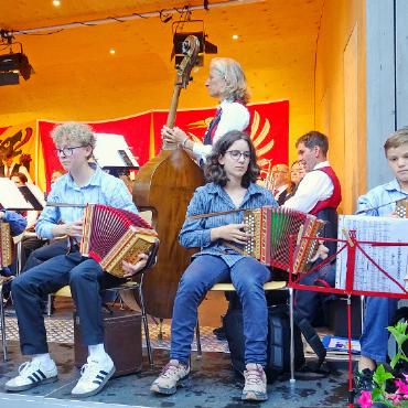 Eindrückliche Bundesfeier in Saanen - Zweiter öffentlicher Auftritt des jungen Schwyzerörgeliquartetts «Chällermusik». Von links: Ladina Friedli, Fiona Neff, Samira Romang und Anders Schwarz.