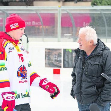 Swiss Ice Hockey Day auf dem Eisfeld in Gstaad - Foto rechts: Ruedi Kunz, Co-Geschäftsführer der Sportzentrum Gstaad AG und Mitglied der Swiss Ice Hockey Federation (rechts), im Gespräch mit Jere Sallinen. FOTO: ERICH KÄSER