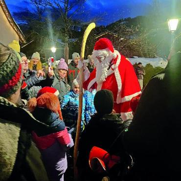 Der Samichlous unterwegs im Saanenland - Die Menschen sammeln sich um den Samichlous. FOTOS: PAULA MITTAG