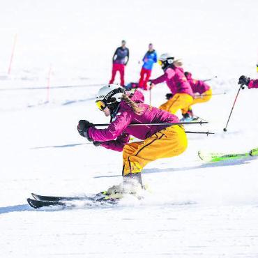 Demoteam Nüschti Synchro ist wieder Schweizer Meister  - Und zack – in die Hocke: Die Saaner Athletinnen haben in ihrer Kür ein actionreiches Element eingebaut, in der sie sich gegenseitig in der Hocke überholen.