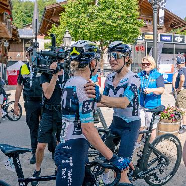 Tour de Suisse Women: Was Reusser in Gstaad begann, brachte sie zu Ende - Marlen Reusser und ihre Teamkollegin nach dem ersten Renntag, im Blickfeld der Kameras und Blitzlichter.