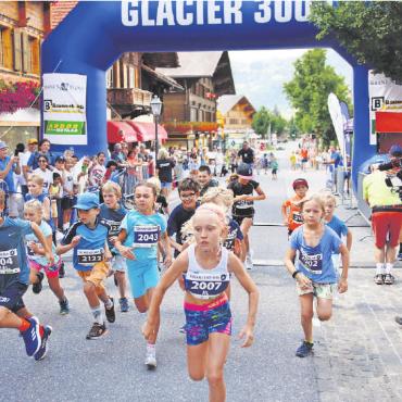 Kids Run im Rahmen des Glacier 3000 Runs - Und los gehts! Voller Elan zeigen die Kids, was in ihren Beinen steckt. FOTO: MANUEL KURTH