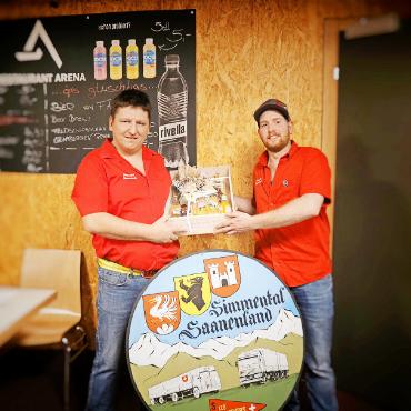 Neuer Präsident für Les Routiers Suisses, Sektion Simmental-Saanenland - Der ehemalige Präsident Stefan Wampfler (links) mit dem neuen Präsidenten Jonathan von Siebenthal. FOTOS: ZVG