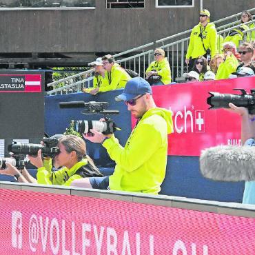 Swatch Beach Pro Gstaad: Gold geht an die US-Damen Nuss/Kloth und an die Herren Åhman/Hellvig aus Schweden - Unter Beobachtung: Die Spielerinnen und Spieler wurden von einer Fotografenschar aus beinahe allen Perspektiven fotografisch festgehalten.
