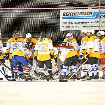 «Wir wollen gute Gastgeber sein» - Taktikbesprechung des EHC Lenk-Zweisimmen vor Beginn des letzten Matches: alles ging auf und sie holten sich den Turniersieg, wenn auch nicht so deutlich wie wohl gewünscht.
