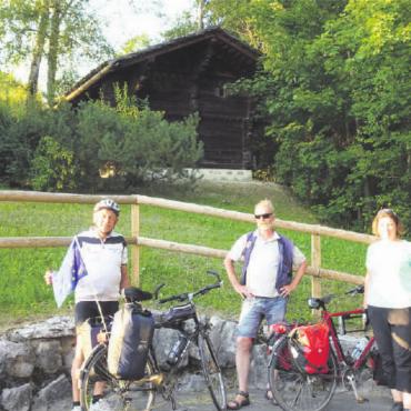 533 Kilometer von Darmstadt ans EFG Swiss Open Gstaad - Kurzbesichtigung der Grabstätte von Richard Coudenhove-Kalergi, Gründer der Europäischen Parlamentarier-Union am 4. Juli 1947 in Gstaad. FOTOS: ZVG