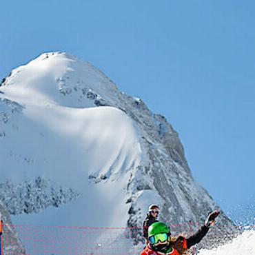 9. Banked Slalom Gstaad: ein Fest für Snowboarder:innen aller Altersklassen - Steilwandkurvenkurs unter der Gummfluh. FOTO: ZVG