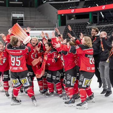 Melina Reuteler holt mit Lausanne HC Féminin den Meistertitel - Grosser Jubel beim Lausanne Hockey Club Féminin nach dem Meistertitel.   FOTOS: ZVG