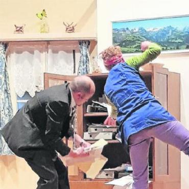 Luege, lose, lache in Lauenen - Friedensrichter Friedli mit seiner Hausangestellten Alma beim Aufräumen von Akten.