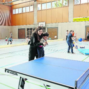 Alle in Bewegung an den BeMo 2025 - Tandemtischtennis: Mit Mama zusammen klappt es schon sehr gut!