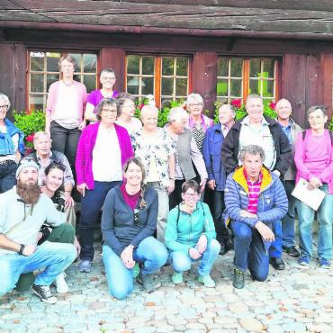 Chörli Schönried-Saanenmöser: Auf den Spuren der Gotthelf-Filme - Ein Teil der Gruppe vor dem «Chüechlihuus». FOTO: ZVG