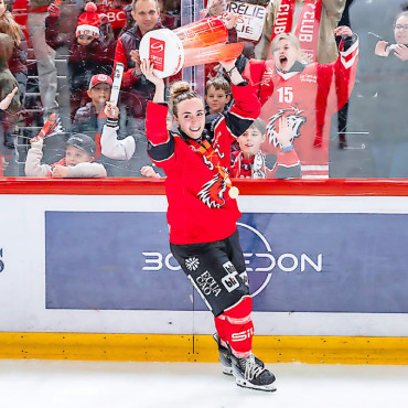 Melina Reuteler holt mit Lausanne HC Féminin den Meistertitel - Die Gstaaderin Melina Reuteler darf als Teamcaptain bei der Siegerehrung den Meisterpokal zur Mannschaft tragen.