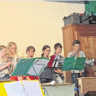 Juhuii, es ist Examenzeit! - Die Flötelgruppe der Mittelschule war dieses Jahr verhältnismässig gross und spielte sogar fünfstimmig!