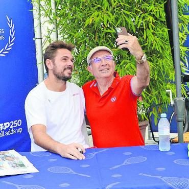 Schweizer Emotionen, internationale Überraschungen – Gstaad kommt in Fahrt - Nahe bei den Fans: Stan Wawrinka signiert geduldig Hunderte von Tennisbällen und strahlt zusammen mit den Fans in Handykameras.