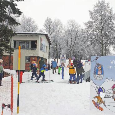 Rund 5000 Teilnehmende beim «Schneespass Weyerli» – gelebte Schneesportförderung mitten in Bern - In Bern begrüsst das Saani die jungen Skifahrenden.