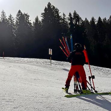 Feuerwehrkader auf Ski: Berner treffen sich zum Rennen im Saanenland - Mike von Grünigen beim Ausstecken des Laufes.