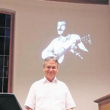 Mani Matter und die banausenhaften Kühe - Der Referent Bernhard Rothen anlässlich des Vortrags vom 2. August in der Kirche Lenk. FOTO: ZVG «SIMMENTAL ZEITUNG»