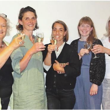 Jahresrückblick 2025 – Politik: Richtungsentscheide und Vertrauensfragen - Gemeinsam stossen sie an: v.l. Marianne Haueter, Ursula Michel, Hannah Niederberger, Susanne Reber und Anne Speiser. FOTO: VRENI MÜLLENER