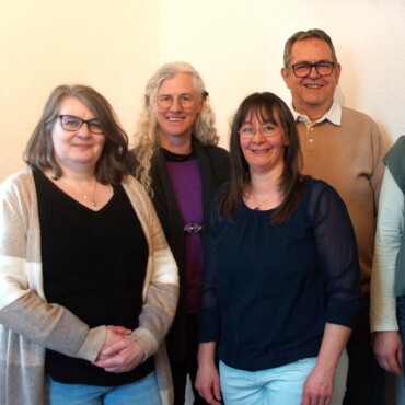 Neuer Anlauf für eine «langfristig tragfähige Gesundheitsversorgung» - Die Gründerinnen und Gründer der Genossenschaft SanVetia Gesundheitsversorgung (von links): ­Marianne Herbst, Oberwil; Verena Theresia Gerber, Zweisimmen; Fränzi Kuhnen, St. Stephan; Erich ­Glauser Boltigen; Rosmarie Willener und Hans Willener, beide Zweisimmen. Nicht auf dem Foto: Sylvia Theis, Oey-Diemtigen Foto: zvg