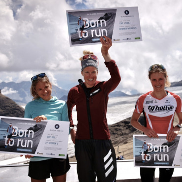 Geoffrey Gikuni Ndungu und Victoria Kreuzer triumphieren - Victoria Kreuzer (Mitte) gewann bei den Frauen. (Foto: Glacier 3000 Run)