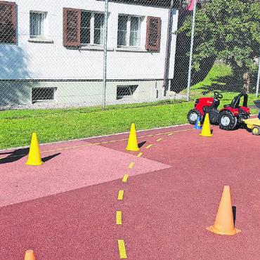 Sporttag der Schule Schönried-Gruben-Saanenmöser - Der knifflige Baustellenparcours der Kindergartenkinder.