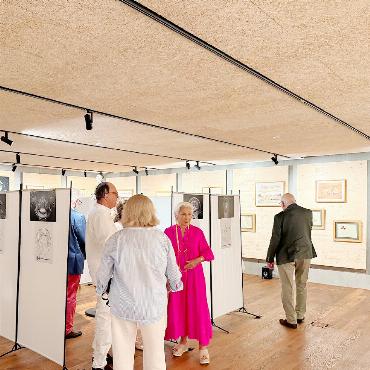 Ausstellung in Château-d’Oex zeigt Werke von David Montalto - Im Musée du Pays-d’Enhaut in Château-d’Oex begegnen Besucherinnen und Besucher filigranen Glasgravuren, Keramiken und Zeichnungen – eine Hommage an das lebenslange Schaffen des Künstlers.
