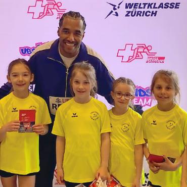 Starker Auftritt des TV Saanen-Gstaad am UBS-Kids-Cup-Schweizerfinal in Amriswil - Teamfoto mit dem Schweizer Leichtathletikstar William Reais.
