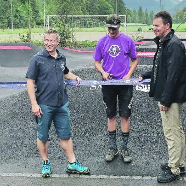 Schaufeln fürs Herzensprojekt - Der Präsident des Veloclubs Romeo Cairoli (Mitte) eröffnet 2018 «seinen» Pumptrack. Hier mit Adrian Friedli (links) und Jürg von Allmen vom Sponsor Saanenbank.