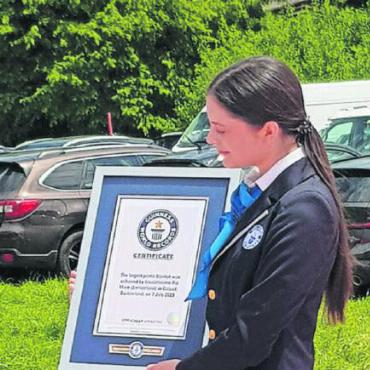 Die grösste Picknickdecke der Welt - Joanne Brent, Guinness World Record adjudicator, homologierte den Rekordversuch und überreichte dem überglücklichen Manager von Rio Mare das Zertifikat für den Guinness-Weltrekord.