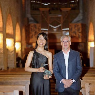 Kate Liu erhält den Olivier Berggruen Prize 2024 - Die Pianistin Kate Liu erhielt den Preis persönlich von Olivier Berggruen überreicht, der dem Festival durch seine Förderung in enger Freundschaft verbunden ist. FOTOS: RAPHAEL FAUX