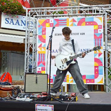 Wenn ein Dorf zur Bühne wird - Till Beauvais spielt seit seinem zweiten Lebensjahr Gitarre.
