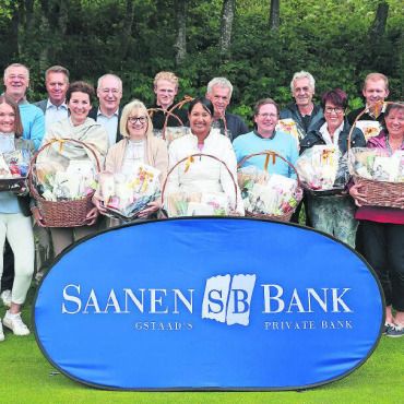 24. Golfturnier der Saanen Bank: Tim Baumer eine Klasse für sich - Von links nach rechts: Stefan Karnusian, Anita Raaflaub, Willi Egger, Jürg von Allmen (Saanen Bank), Andrea Glarner, Dominique Huwiler (Saanen Bank), Cornelia Steimle, Tim Baumer, Fränzi Steffen, Peter Bucher, Mathias Reuteler, Roland Wägli, Ursi Beutler, Patrick Staub, Agnes Reichenbach, Michal Bart (Saanen Bank), Corina Karnusian, Beat Welten (Saanen Bank). FOTO: ZVG
