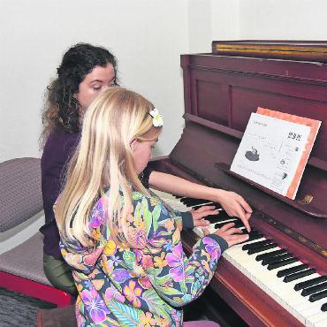 Musik liegt in der Luft... - Bereits am ersten Schnuppertag die ersten Stücke lernen – das begeistert.