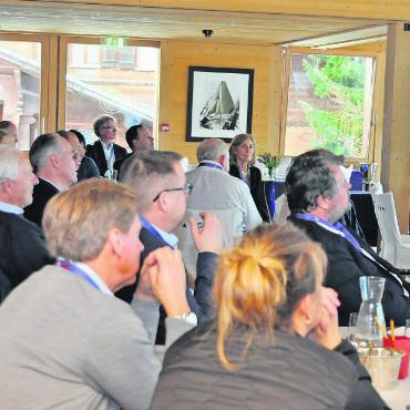 Gstaad Yacht Club mitten in den Bergen – Zentrum der Weltklasse-Yachtclubs für drei Tage - Konferenzgeschehen während drei Tagen.